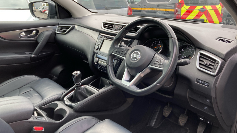 Nissan Qashqai 1.3 DiG-T N-Motion 5dr Petrol Hatchback